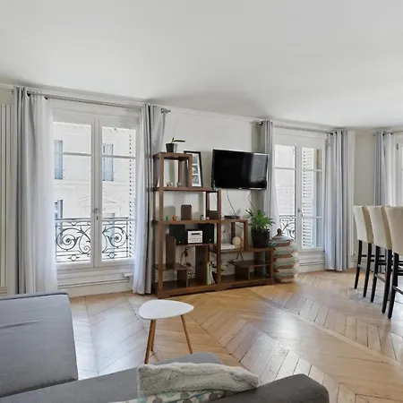 Family In The Heart Of By Guestready Parigi